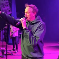 Tony Hawk canta el mítico tema "Superman" junto a Goldfinger