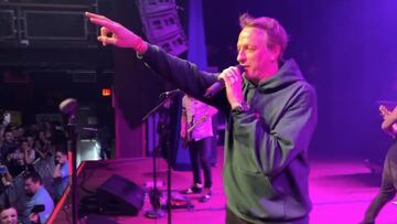 El skater Tony Hawk con el micro en la mano cantando Superman de Goldfinger en House Of Blues de Anaheim, California (Estados Unidos), en 2023.