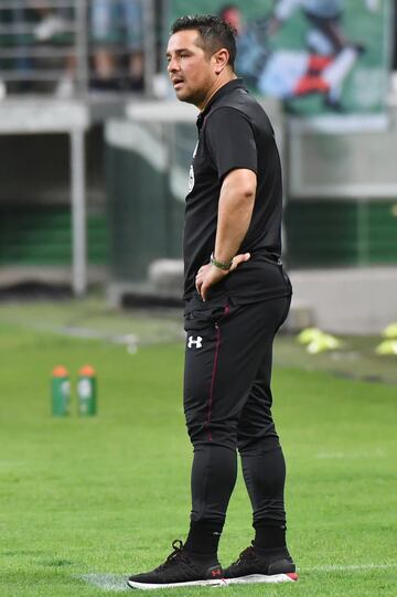 Chile's Colo-Colo team coach Pablo Guede gestures during the 2018 Copa Libertadores football match against Brazil's Palmeiras held at Allianz Parque stadium, in Sao Paulo, Brazil, on October 3, 2018. (Photo by NELSON ALMEIDA / AFP)