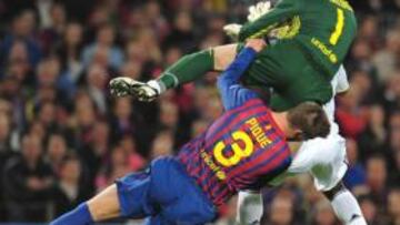 <b>TERRIBLE. </b>Valdés se llevó por delante a Piqué en un despeje.