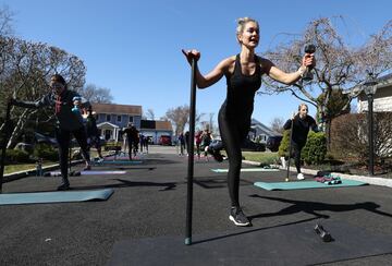  Jamie Benedik es instructora de tres gimnasios en West Islip, un barrio del condado de Suffolk en el estado estadounidense de Nueva York, durante estos días ha visto como han cerrado todos los recintos deportivos donde trabaja debido a la pandemia del Co