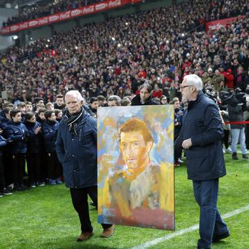 El estadio de El Molinón acoge hoy el funeral por Enrique Castro "Quini", exjugador del Sporting, con las tribunas abiertas al público.