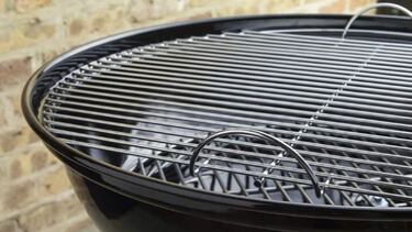 Esta barbacoa porttil de carbn de la marca Weber es todo un xito en Amazon
