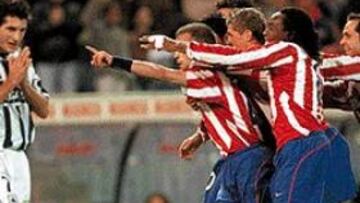 <b>EN RACHA</B>. Fernando Torres, escoltado por Nikolaidis, Jorge, Novo y Jorge, no puede ocultar su alegría por el gol de penalti que consiguió.