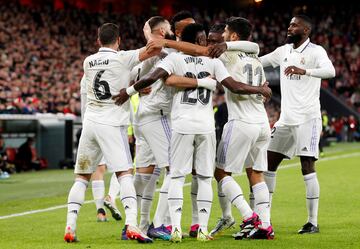 0-1. Los jugadores del Real Madrid rodean a Karim Benzema para celebrar el primer tanto.