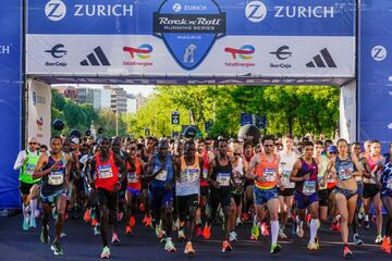 Vista de la salida de la 45 ª edición de la Rock 'n' Roll Running Series Madrid que ha recorrido este domingo los rincones más emblemáticos de la capital.