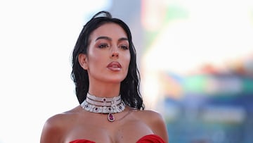 Georgina Rodríguez durante la alfombra roja de la 80ª edición del Festival de Venecia. El vestido que llevaba la influencer se inspiraba claramente en el que llevó Vivian Ward (Julia Roberts) para ir por primera vez a la ópera con Edward Lewis (Richard Gere).