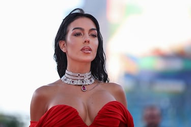 Georgina Rodríguez durante la alfombra roja de la 80ª edición del Festival de Venecia. El vestido que llevaba la influencer se inspiraba claramente en el que llevó Vivian Ward (Julia Roberts) para ir por primera vez a la ópera con Edward Lewis (Richard Gere).