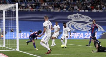 Vinicius, en el momento de marcar el 5-0 en el Real Madrid-Levante, a pase de Benzema.