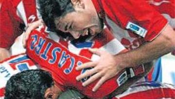 <b>ALEGRÍA. </b>Los jugadores del Sporting celebran el gran gol de Barral que abrió el marcador.