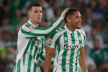 SEVILLA, 18/09/2024.- Los jugadores del Betis, el argentino Giovani Lo Celso (i) y el brasileño Vitor Roque, celebran el segundo gol del equipo andaluz durante el encuentro correspondiente a la tercera jornada de LaLiga que disputan hoy miércoles Betis y Getafe en el estadio Benito Villamarín de Sevilla. EFE/ José Manuel Vidal
