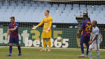 Ter Stegen, desolado después del gol de Aspas con Júnior y Arthur en la imagen.