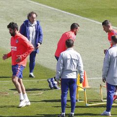 El Atlético trabajó sin Arias y a la espera de los internacionales