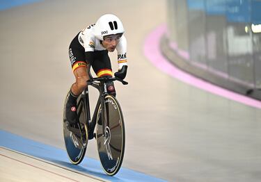 En ciclismo participan corredores con discapacidad visual, con parálisis cerebral, amputados u otras discapacidades físicas, que compiten en tándems, bicicletas convencionales, bicicletas de mano o “hand-bikes” y triciclos. Estas dos últimas sólo disputan las pruebas de carretera.