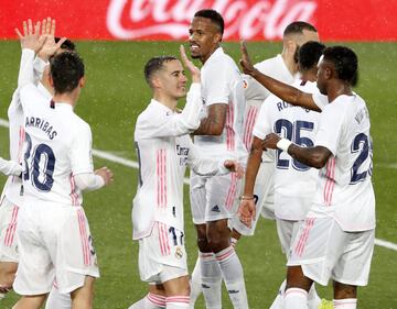 Los jugadores del Real Madrid celebran el 2-0 de Benzema al Eibar. 