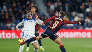 VALENCIA, 27/02/2026.- El centrocampista del Levante Jon Ander Olasagasti (d) juega un balón ante el delantero Toni Martínez, del Alavés, durante el partido de LaLiga de fútbol que UD Levante y Deportivo Alavés disputan este viernes en el estadio Ciutat de Valencia. EFE/Ana Escobar