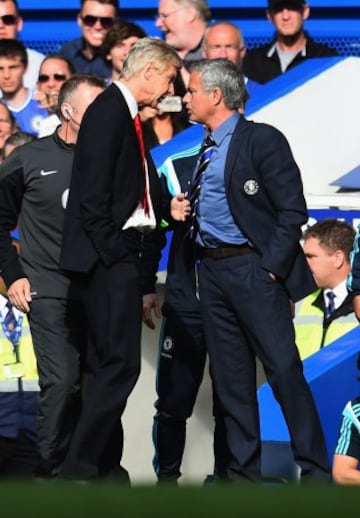 Wenger y Mourinho se enzarzaron en la banda cuando el galo se dirigió a Mourinho tras una feísima entrada de Cahill a Alexis.