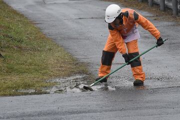 Un operario retira agua de la pista del circuito de Motegui durante la clasificación. 