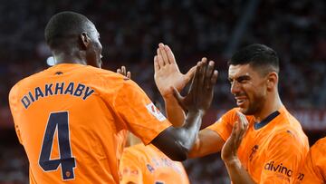SEVILLA, 11/08/2023.- El centrocampista del Valencia Mouctar Diakhaby (i) celebra tras marcar ante el Sevilla, durante el partido de LaLiga disputado este viernes en el estadio Sánchez Pizjuán, en Sevilla. EFE/José Manuel Vidal