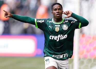 Es el futbolista más joven de esta lista. Con 16 años hace cosas imposibles por eso el Real Madrid se movió rápido y lo tiene atado cuando dé el salto a Europa. Un diamante en bruto. Le han perseguido muchas expectativas desde muy joven.