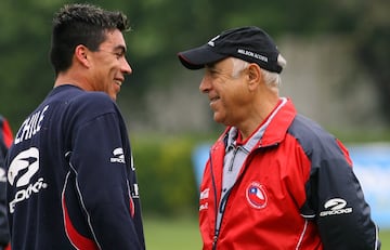 Esteban Paredes cumple 37 años de edad. En su carrera profesional ha jugado en Santiago Morning, Puerto Montt, Pachuca Junior de México, Cobreloa, Colo Colo, Atlante y Querétaro de Mexico. En la selección chilena participa regularmente desde 2006.