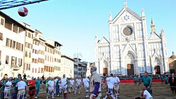 Varias personas participan en un partido de Calcio Fiorentino.
