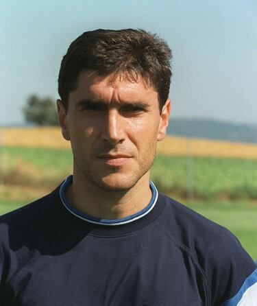 El defensa central eibarrés se formó en la cantera de la Real Sociedad hasta su debut con el filial en la temporada 1982-83. Alternó su juego en el primer y segundo equipo hasta su salida en 1986. Tras pasar dos temporadas en el Sestao acabó en el Mallorca en la temporada 1988-89 donde jugó siete partidos hasta su salida en la temporada 1989-90. Volvió al primer equipo vasco la temporada 1993-94 donde disputó cinco temporadas. En las dos etapas en el equipo de San Sebastián disputó un total de 126 encuentros y anotó seis goles. 

