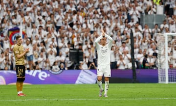 Tremenda ovación de la afición a Lucas Vázquez en su cambio en el último partido en el Bernabéu.