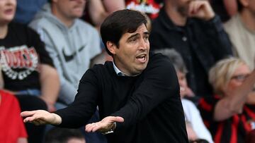 Andoni Iraola, entrenador del Bournemouth, protesta durante un partido.