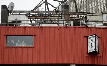 Se cumplen 60 años de la tragedia aérea que acabó con la vida de 23 personas, ocho de ellos futbolistas del equipo inglés al que llamaban 'Busby Babes'. El Manchester United realizó un bonito memorial en el partido de la Premier frente a Huddersfield Town.