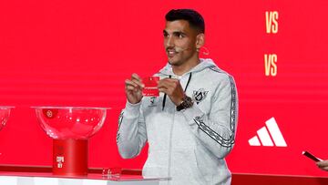 MADRID, 23/12/2022.- El delantero del CP Cacereño David Grande, mano inocente del sorteo, saca la papeleta que empareja a su equipo como rival del Real Madrid en los dieciseisavos de final de la Copa del Rey durante el sorteo de dieciseisavos de Copa del Rey este viernes en Madrid. EFE/ RFEF/Eidan Rubio ***SOLO USO EDITORIAL/SOLO DISPONIBLE PARA ILUSTRAR LA NOTICIA QUE ACOMPAÑA (CRÉDITO OBLIGATORIO)***