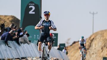 Pidcock celebra su triunfo en el Monte Wirkah.