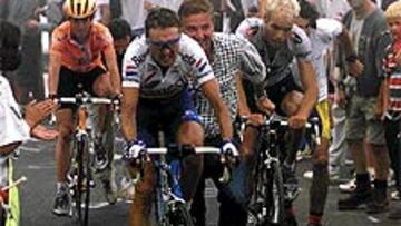 <b>HOY NO HABRÁ AYUDAS</b>. El público ya no empujará a los rezagados. Arriba, Zülle, en 2000; a la izquierda, Gárate.