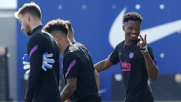 Ansu Fati, sonriente en el entrenamiento de ayer en la Ciutat Esportiva del Barça.