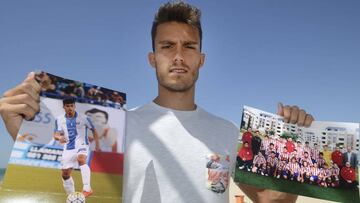 Luis Ruiz posa para AS en Cádiz con una fotografía en el Leganés y otra de su etapa en la cantera del Atlético.