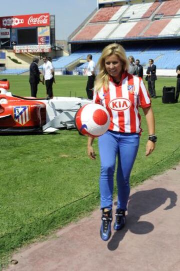 María de Villota durante la presentación del coche del Atletico de Madrid para competir en la Superleague Fórmula (31/03/2010).