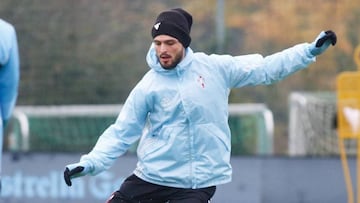 El turco Okay Yokuslu se dispone a golpear el balón durante un entrenamiento del Celta esta temporada.