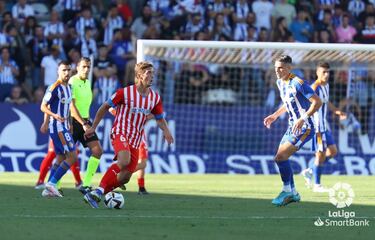 El mediocentro asturiano ha decidido que puede aportar más al equipo y lo está demostrando. No solo se encarga de equilibrar al equipo, desactivar el juego rival si no que ahora se une con acierto al área rival. Segundo gol de la temporada, de cabeza.

