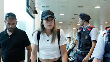 BARCELONA 09/07/2022.- La jugadora de la selección española y del FC Barcelona, Alexia Putellas, llegó esta tarde al aeropuerto de Barcelona, tras abandonar hoy la concentración de la selección española de fútbol femenino que disputa la Eurocopa en Inglaterra. EFE/ Andreu Dalmau
