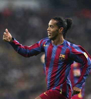 Una de las ovaciones que más se recuerdan. El jugador del Barcelona, Ronaldinho. tras una espléndida actuación en territorio blanco fue aplaudido por la eterna afición rival. 