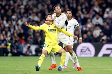 Bellingham y Akhomach pelean por un balón dividido.