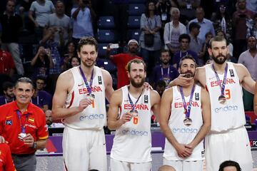 Sergio Rodríguez junto a los hermanos Gasol y Juan Carlos Navarro con el bronce obtenido en el Eurobasket 2017

