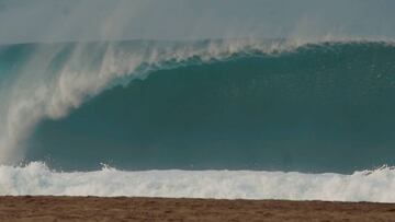 Ola grande vacía en forma de tubo rompiendo en Zicatela (Puerto Escondido, México).