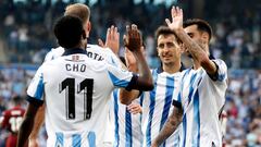 SAN SEBASTIÁN, 04/06/2023.- Los jugadores de la Real Sociedad celebran el gol marcado por su compañero Mohamed Ali-Cho (i) ante el Sevilla, durante el partido de la última jornada de Liga que Real Sociedad y Sevilla FC disputan hoy domingo en el Reale Arena de la capital donostiarra. EFE/Juan Herrero
