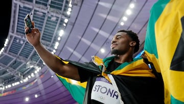 Roje Stona, con la bandera de Jamaica en París 2024.