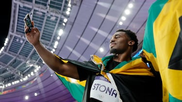 Saint-denis (France), 07/08/2024.- Roje Stona of Jamaica celebrates after winning the Men Discus Throw final of the Athletics competitions in the Paris 2024 Olympic Games, at the Stade de France stadium in Saint Denis, France, 07 August 2024. (Francia) EFE/EPA/RONALD WITTEK