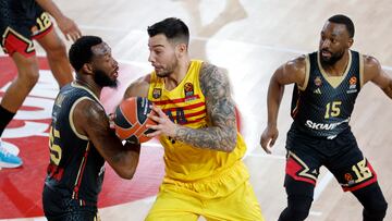 Monaco (Monaco), 29/12/2023.- Donta Hall (L) of AS Monaco and Willy Hernangomez (R) of FC Barcelona in action during the Euroleague Basketball match between AS Monaco and FC Barcelona at the Louis II stadium, in Monaco, 29 December 2023. (Baloncesto, Euroliga) EFE/EPA/SEBASTIEN NOGIER