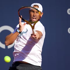 Nadal se entrena en su pista de Barcelona sin exhibir el saque