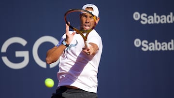 Nadal se entrena en su pista de Barcelona sin exhibir el saque