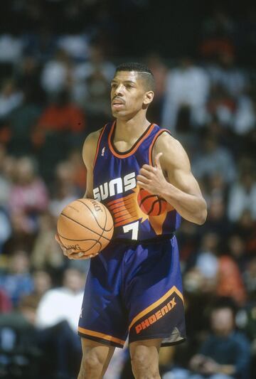 Kevin Johnson (California, 1966) fue el ejemplo claro de progreso y explosión en la NBA. En tan solo un año, el base pasó de unos simples 9,3 puntos de media como rookie a 20 como sophomore y 22 en las siguientes dos temporadas. Cifras que le convirtieron en unos de los mejores ‘unos’ de toda la Liga norteamericana y que permitieron a los Suns alcanzar las Finales de 1993. El desenlace no fue muy feliz: los Chicago Bulls de Michael Jordan acabaron con ellos en seis partidos (4-2). Las lesiones perjudicaron la recta final de su carrera. Una vez concluido su periplo en la NBA, Johnson se metió en política y fue el primer alcalde afroamericano de Sacramento, su ciudad natal. Completó dos legislaturas y fue clave para la construcción del Gold 1 Center, pabellón de los Kings. El oro de Canadá es su única medalla con Estados Unidos.